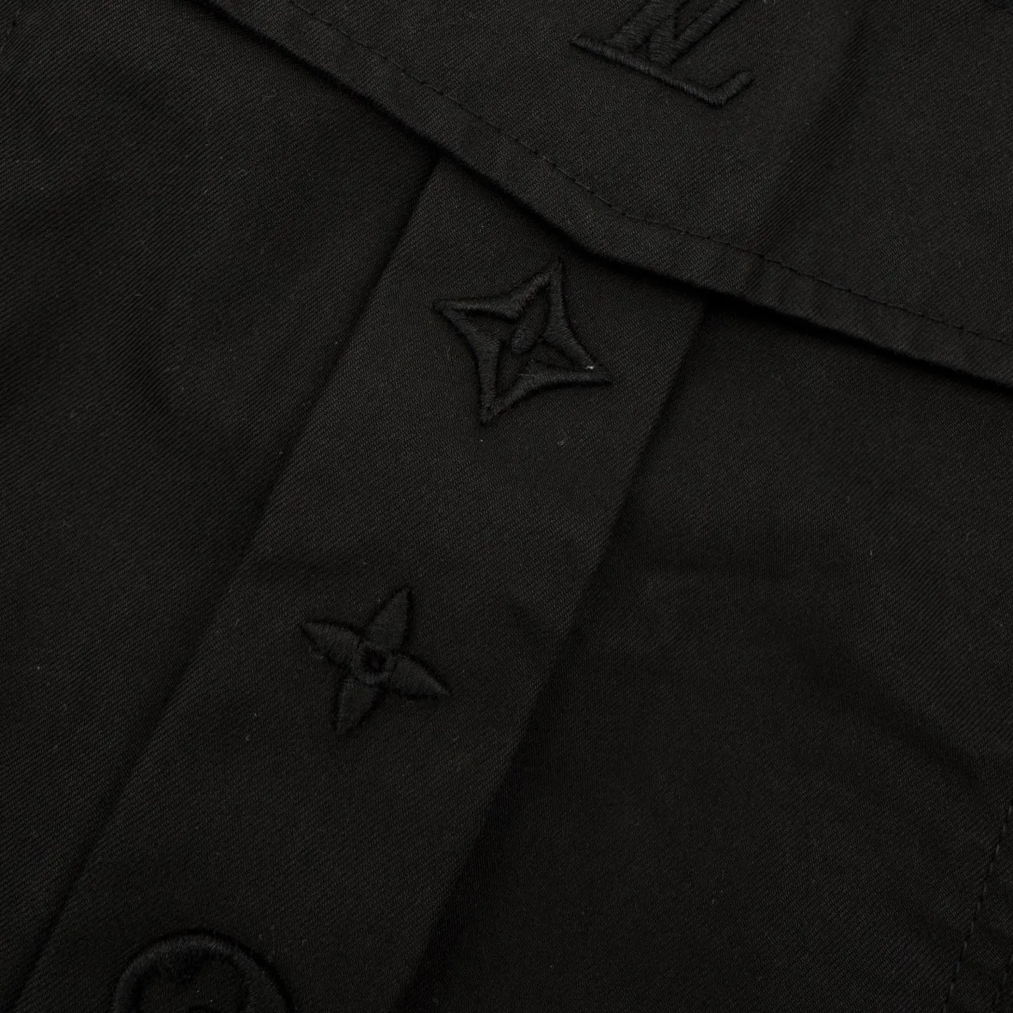 🅿️500 1v Pocket logo embroidered work trousers (black) Original purchase and development of 11,300, the fabric is made of customized soft light silk sateen, soft to the touch, comfortable and close to the skin. Dressed in pure black, it outlines the calm style of modern men. The ultimate sense of purity. Use the flip work pocket as the canvas to reconstruct a pragmatic sense of ritual. LV logo embroidery is embellished on it, like a secret medal. Leather patches are used as the finishing touch above the back pockets. It implies that there is no need to show off, because it is luxury in itself, a low-key declaration of power. The workwear gene is infused with luxury DNA. It unlocks thousands of fashion codes and adopts imported machine embroidery technology. It uses advanced computer control systems and precision mechanical parts to realize the Louis Vuitton embroidery logo operation. High precision. The lines are smooth and delicate. The template machine opens the bag. The preset template guides the position, shape and size of the bag. The accuracy ensures the quality of the bag opening effect. The soft light washing process uses specific chemical and logistics processing to give the fabric surface a soft luster. It adds a bit of gentleness. Size:48-50-52-54